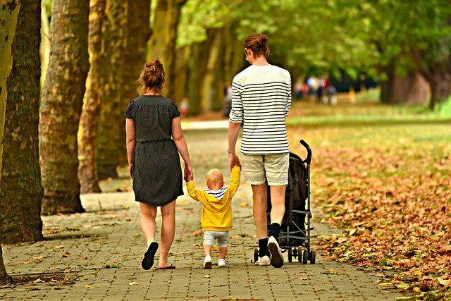 Une famille en promenade dans un parc